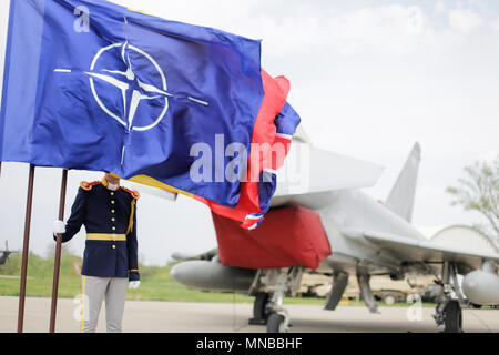 MIHAIL KOGALNICENU, Rumänien - 27. April eine rumänische Guard kann hinter der NATO, Großbritannien und Rumänien Fahnen gesehen werden, während die Royal Air Force Eurofighter Typhoon Stockfoto