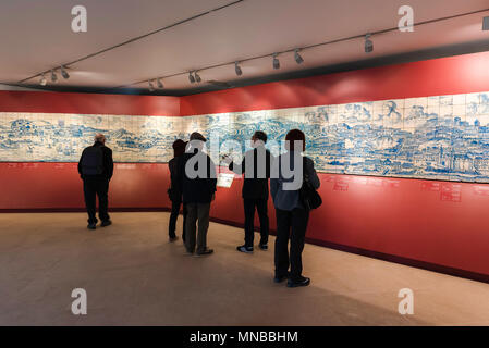 Portugal Tile Museum, die Besucher des Museu Nacional do Azulejo aus dem 18. Jahrhundert Blue View Fliesen- Panel zeigt ein Panorama von Lissabon (1738), Portugal. Stockfoto