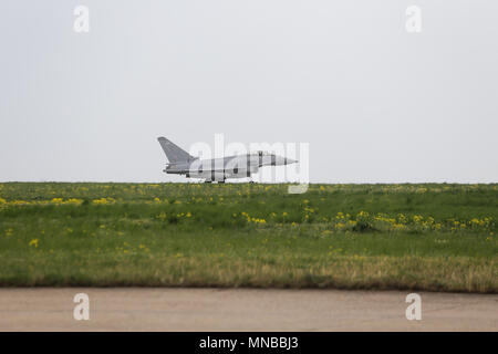 MIHAIL KOGALNICENU, Rumänien - 27. APRIL Royal Air Force Eurofighter Typhoon Kampfjets der Presse vorgestellt, an der Mihail Kogalniceanu base Stockfoto