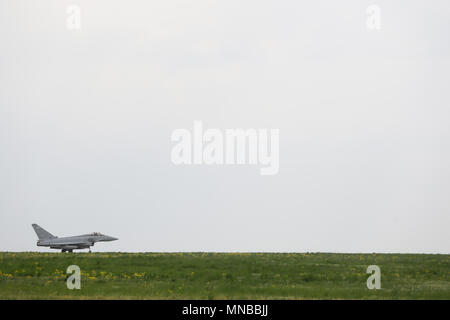 MIHAIL KOGALNICENU, Rumänien - 27. APRIL Royal Air Force Eurofighter Typhoon Kampfjets der Presse vorgestellt, an der Mihail Kogalniceanu base Stockfoto