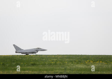 MIHAIL KOGALNICENU, Rumänien - 27. APRIL Royal Air Force Eurofighter Typhoon Kampfjets der Presse vorgestellt, an der Mihail Kogalniceanu base Stockfoto