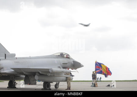 MIHAIL KOGALNICENU, Rumänien - 27. APRIL Royal Air Force Eurofighter Typhoon Kampfjets der Presse vorgestellt, an der Mihail Kogalniceanu base Stockfoto