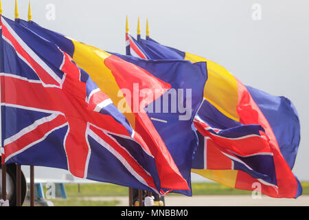 Die NATO, Großbritannien und Rumänien Fahnen schwenkten im Wind Stockfoto