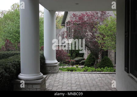 Die Aussicht von der Veranda eines gehobenen Haus das Haus des Nachbarn von nebenan in einem Vorort von Chicago. Stockfoto