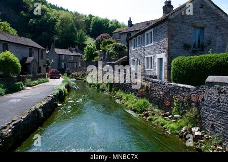 Peakshole Wasser, ein Bach fließt durch Castleton, Derbyshire Stockfoto