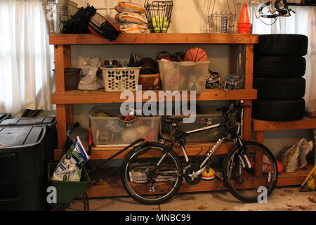 Sportgeräte Lagerbereich mit Regalen in einer gehobenen, Garage. Stockfoto