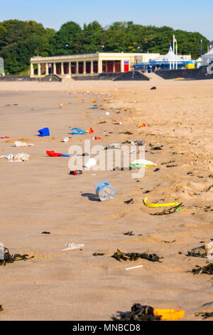 Vordergrund Müll auf den ruhigen Sandstrand von Barry Island tourist resort früh an einem hellen, sonnigen Sommermorgen. Stockfoto