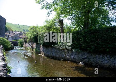 Peakshole Wasser, ein Bach fließt durch Castleton, Derbyshire Stockfoto