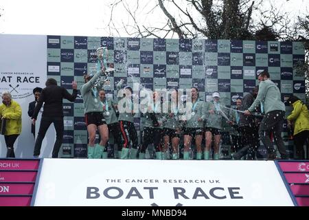 Cambridge University Boat Club feiern gewinnen die Frauen Boot Rennen auf der Themse in London am 24. März 2018. Stockfoto