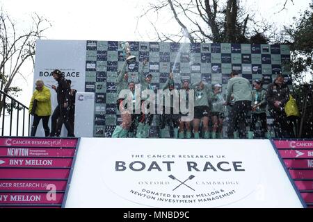 Cambridge University Boat Club feiern gewinnen die Frauen Boot Rennen auf der Themse in London am 24. März 2018. Stockfoto