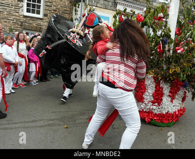 Mai Feier zum Tag der traditionellen Cornwall UK Robert Taylor/Alamy Leben Nachrichten. Newquay, Cornwall, England. Stockfoto