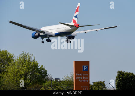 British Airways Jet Flugzeug landet am London Heathrow Airport, Großbritannien, mit Parkschild für Langzeitaufenthalte Stockfoto