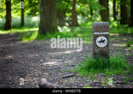 Reitweg Marker auf einem hölzernen Pfosten Stockfoto