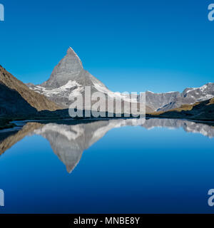Blick auf Matterhorn im See Riffelsee, in der Nähe von Zermatt, Schweiz wider. Stockfoto