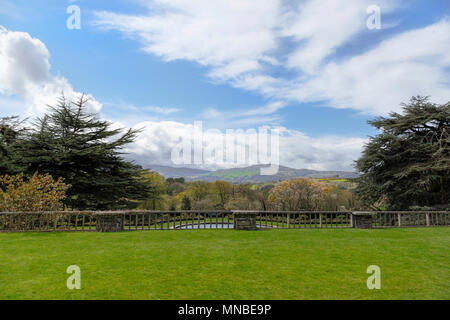 Blick von Conwy Bodnant Garten mit Blick auf das Tal in Richtung der Carneddau Strecke der Berge, Tal-y-Cafn, Colwyn Bay, Conwy, Wales, Vereinigtes Königreich. Stockfoto