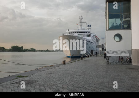 Kreuzfahrtschiff MS Astor im Hafen von Antwerpen in Belgien Stockfoto