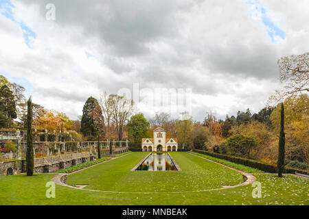 Blick auf Stift Mühle und den Seerosenteich in Bodnant Garden, Tal-y-Cafn, Colwyn Bay, Conwy, Wales, Vereinigtes Königreich. Stockfoto