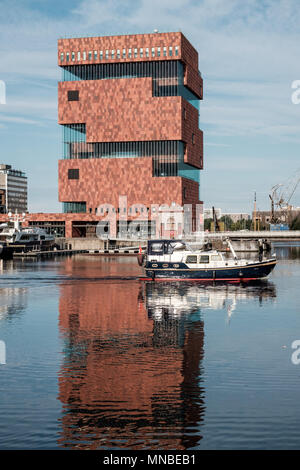 Segeln aus Willemdok, mit modernen MAS Museum im Hintergrund in Antwerpen, Belgien. Stockfoto
