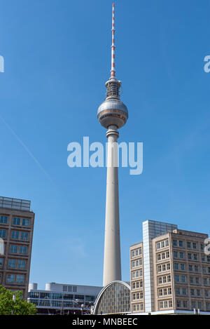 Der Fernsehturm, Berlins berühmtestes Wahrzeichen, an einem sonnigen Tag Stockfoto