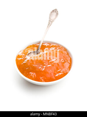 Lecker Aprikosenmarmelade in der Schüssel auf weißem Hintergrund. Stockfoto