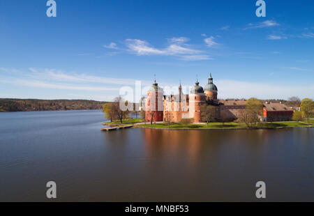 Luftaufnahme des Schloss Gripsholm umgeben von Mälarsee in der Nähe der Stadt Mariefred in der schwedischen Provinz Sodermanland entfernt. Stockfoto