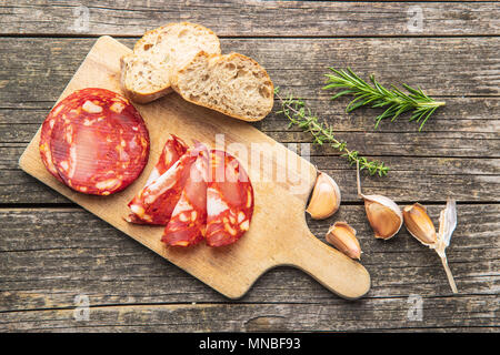 Scheiben Chorizo Salami Wurst auf Schneidebrett. Stockfoto