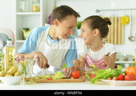 Bruder und Schwester vorbereiten Stockfoto