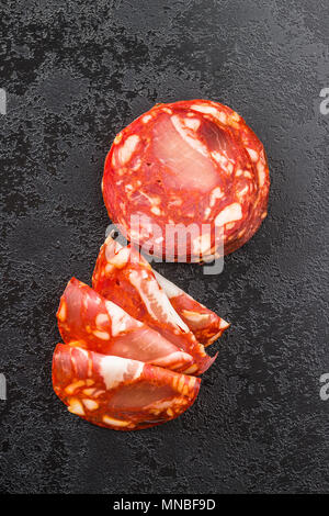 Scheiben Chorizo Salami Wurst auf Schwarz. Stockfoto