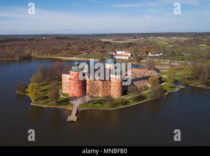 Luftaufnahme des Schloss Gripsholm umgeben von Mälarsee in Mariefred eine Stadt in der schwedischen Provinz Sodermanland. Stockfoto