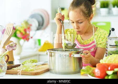 Die Mädchen in der Küche Stockfoto