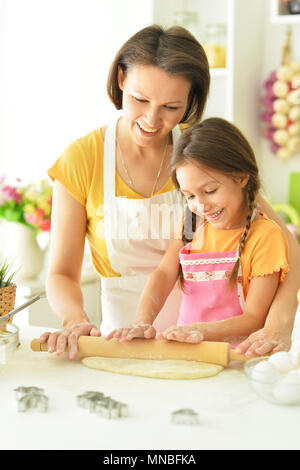 Mutter und Tochter auf Küche Stockfoto