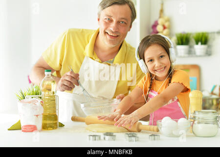 Vater und Tochter auf Küche Stockfoto