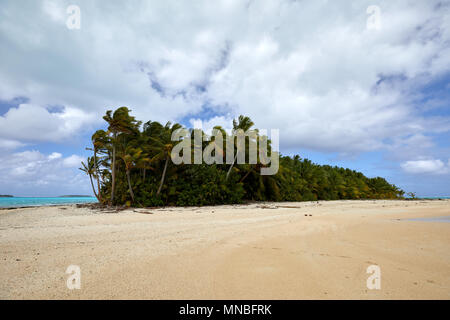 Moturakau, einer der kleineren Inseln, die dem Atoll Aitutaki in den Cook Inseln, Südpazifik. Stockfoto