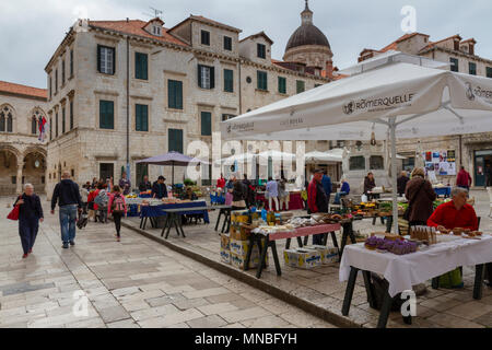 Verkaufsstände in Gundulić Square (Marktplatz oder Old Market Square) in der Altstadt von Dubrovnik, Kroatien. Stockfoto