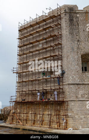 Reparaturarbeiten durchgeführt, um die außenwände nach Fort St. Ivana auf dem Adriatischen Meer zugewandten Seite des Alten Hafens, Dubrovnik, Kroatien. Stockfoto