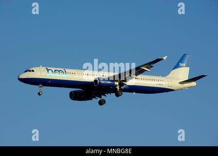 BMI British Midland Airbus A321 Jet Flugzeug landet am London Heathrow Airport UK. Airbus A321-200 G-MEDL im blauen Himmel Stockfoto