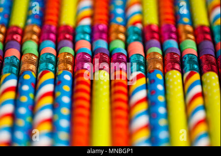 Nahaufnahme der Bunte Bleistifte mit Designelementen in Zeilen Stockfoto