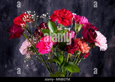 Ein Bouquet von Rosen und Nelken in einem Studio. Stockfoto