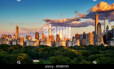 New York City Upper East Side skyline über den Central Park bei Sonnenuntergang, USA. Stockfoto