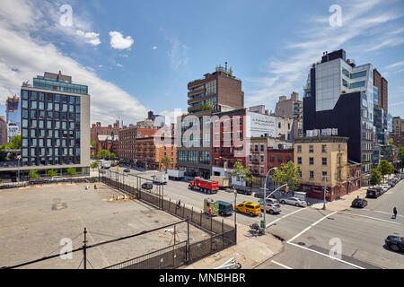 New York City, USA - Juni 02, 2017: West 18 Street und 10th Avenue Kreuzung aus der High Line gesehen. Stockfoto
