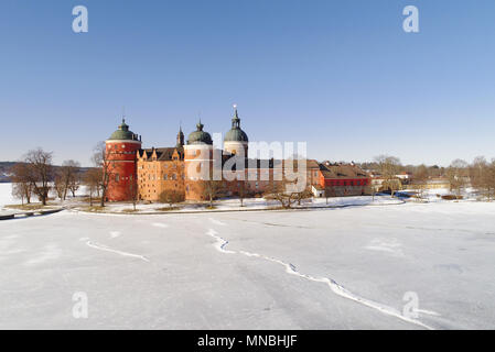 Die Schwedische Schloss Gripsholm in Mariefred befindet sich in der Provinz Sodermanland mit einem Eis See im Vordergrund verdeckt. Stockfoto