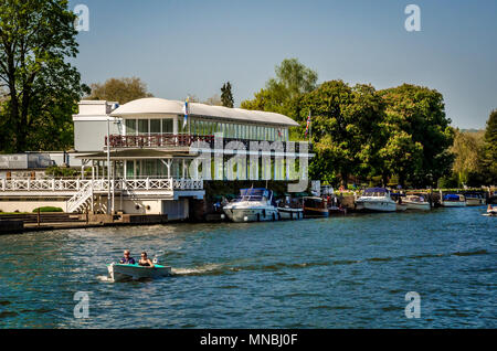 OXFORDSHIRE, UK - Mai 06, 2018: Familie sonniger Tag im Boot am Henley on Thames. Henley ist von einer wunderschönen Landschaft mit Hügeln übersehen. Stockfoto