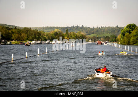 OXFORDSHIRE, UK - Mai 06, 2018: Familie sonniger Tag im Boot am Henley on Thames. Henley ist von einer wunderschönen Landschaft mit Hügeln übersehen. Stockfoto