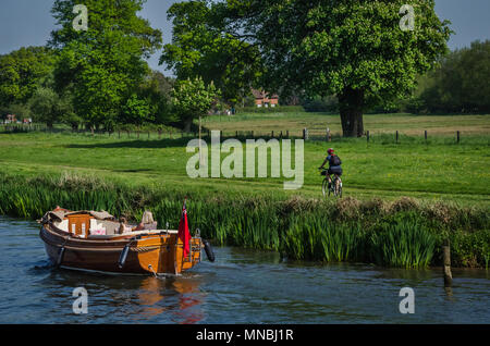 OXFORDSHIRE, UK - Mai 06, 2018: Familie sonniger Tag im Boot am Henley on Thames. Henley ist von einer wunderschönen Landschaft mit Hügeln übersehen. Stockfoto