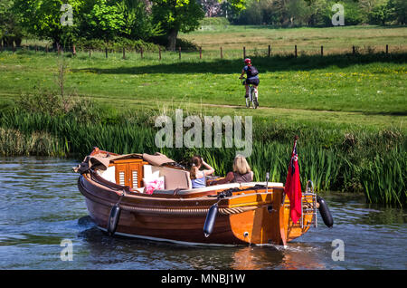 OXFORDSHIRE, UK - Mai 06, 2018: Familie sonniger Tag im Boot am Henley on Thames. Henley ist von einer wunderschönen Landschaft mit Hügeln übersehen. Stockfoto