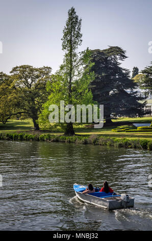 OXFORDSHIRE, UK - Mai 06, 2018: Frauen genießen sonniger Tag im Boot am Henley on Thames. Henley ist umgeben von einer wunderschönen Landschaft mit bewaldeten Hügeln übersehen. Stockfoto