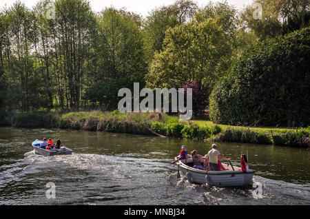 OXFORDSHIRE, UK - Mai 06, 2018: Familie sonniger Tag im Boot am Henley on Thames. Henley ist durch eine schöne Landschaft von Holz- Hill übersehen. Stockfoto