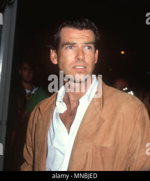 WEST Hollywood, CA - 21. August: Schauspieler Pierce Brosnan nehmen an der "After Dark, My Sweet" Premiere am 21. August 1990 an den DGA-Theater in West Hollywood, Kalifornien. Foto von Barry King/Alamy Stock Foto Stockfoto