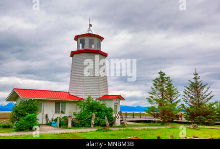 Homer, Alaska, USA - Juni 28, 2017 Homer Leuchtturm sitzt auf der Kante der Kachemak Bucht bei bewölktem Himmel in Homer, Alaska. Stockfoto