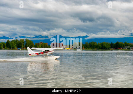 Ein wasserflugzeug Taxis zum Ende des Lake Hood in Anchorage, Alaska, wo es dann mit der Länge des Sees. Stockfoto